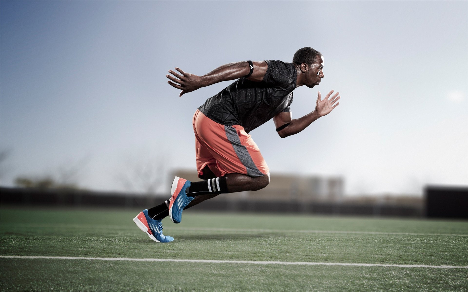 AC米兰前锋训练:制造一对一机会的跑位被重复演练