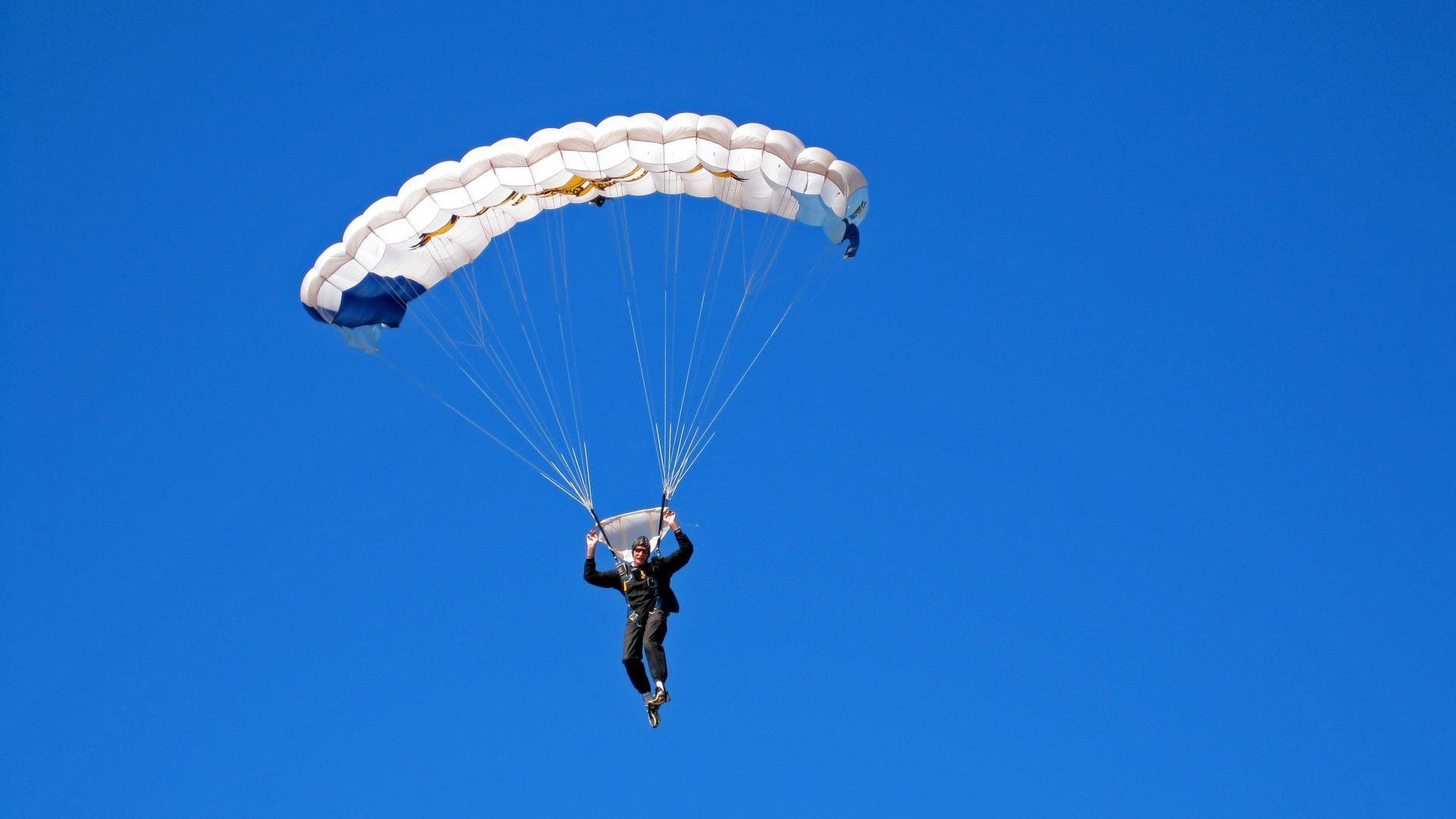 举重女将力量大到握碎粉笔盒